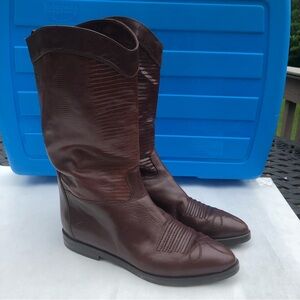 Women's flat heel leather boots